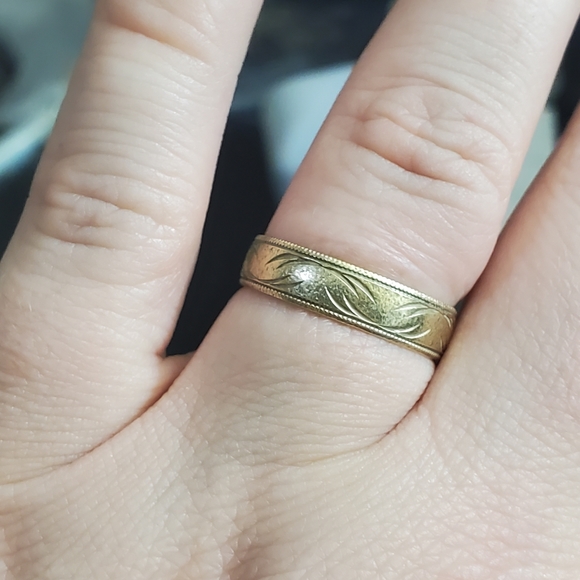 10k textured band ring size 8. NOT resizable as the design goes all the way arou - Picture 2 of 7